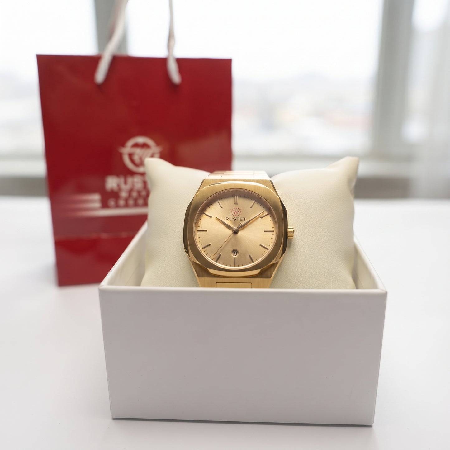 Zeldior RUSTET Ultra-Thin full gold bracelet watch on wrist